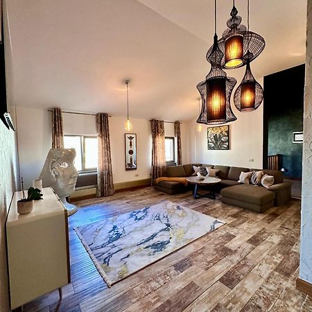 Madison Lake Villa Balotešti Exteriér fotografie