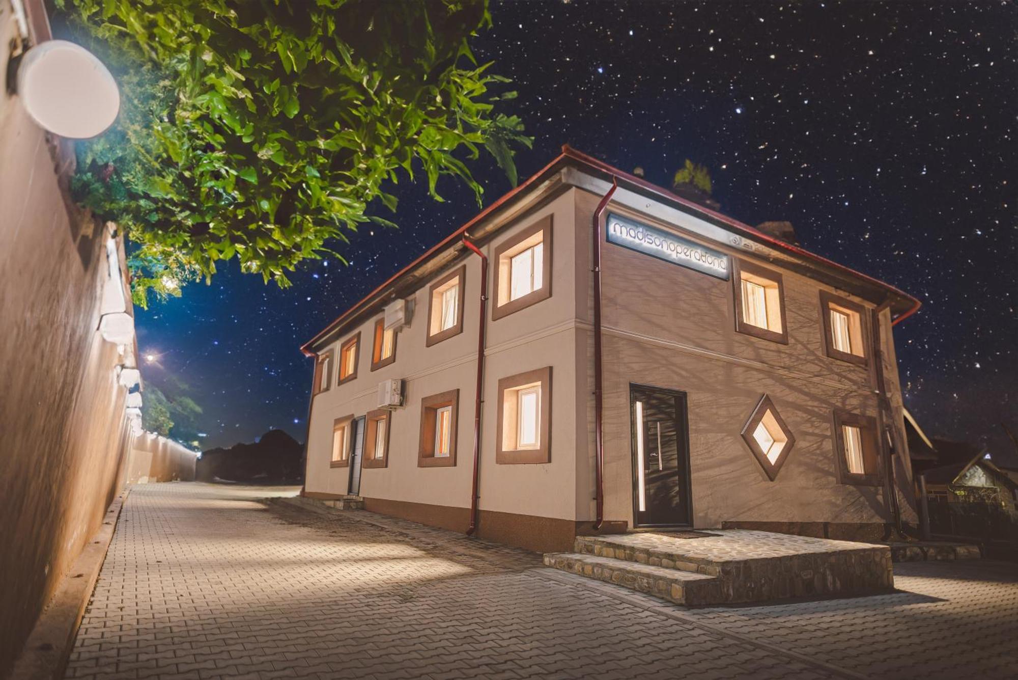 Madison Lake Villa Balotešti Exteriér fotografie