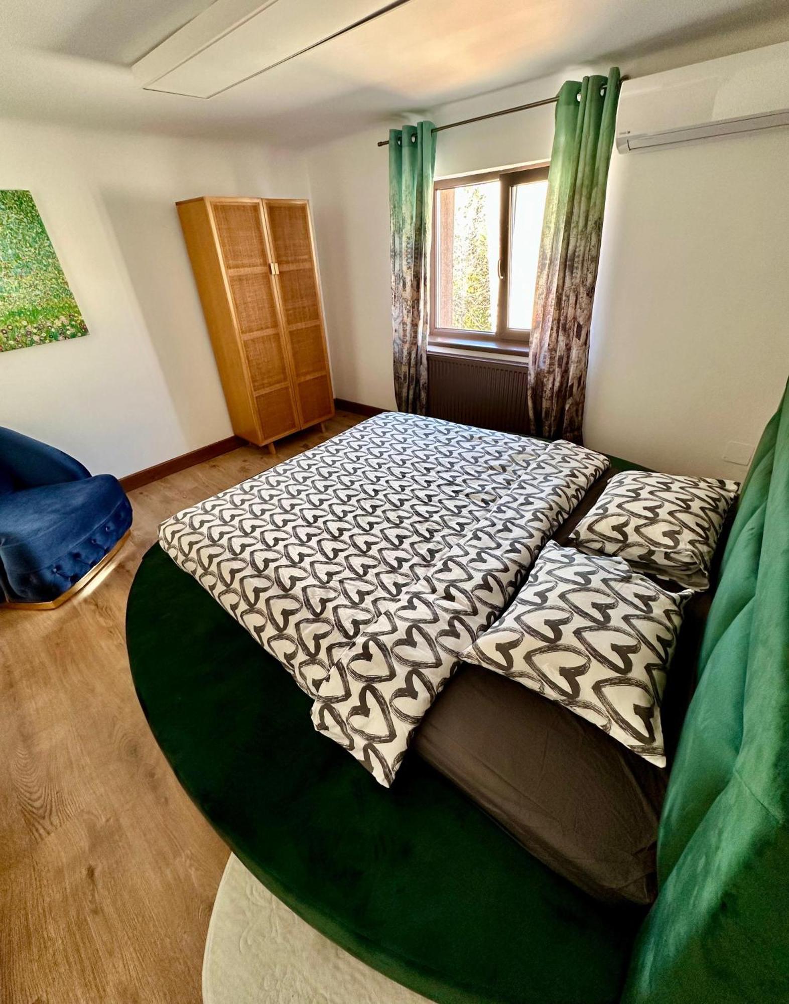 Madison Lake Villa Balotešti Exteriér fotografie