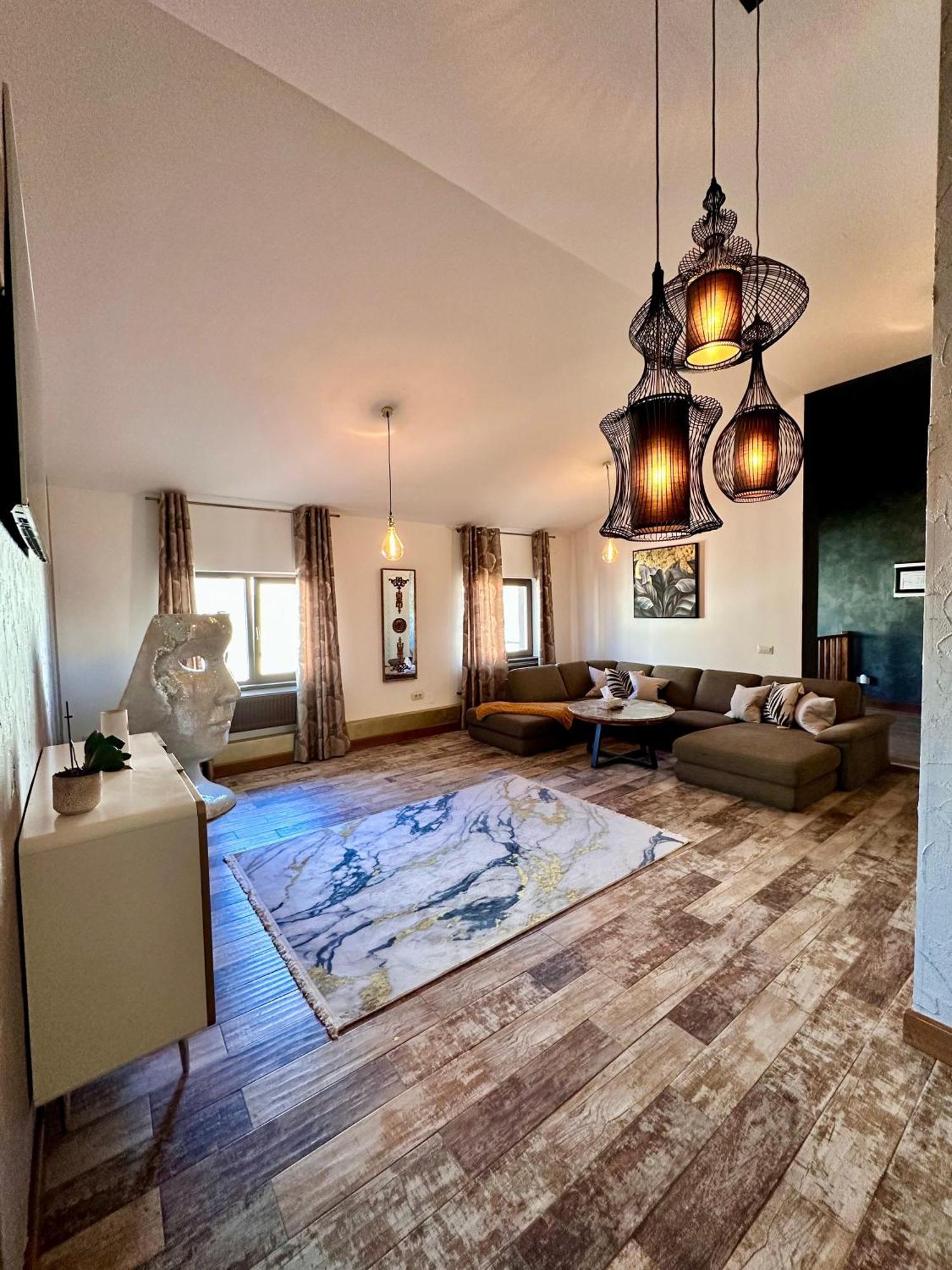 Madison Lake Villa Balotešti Exteriér fotografie