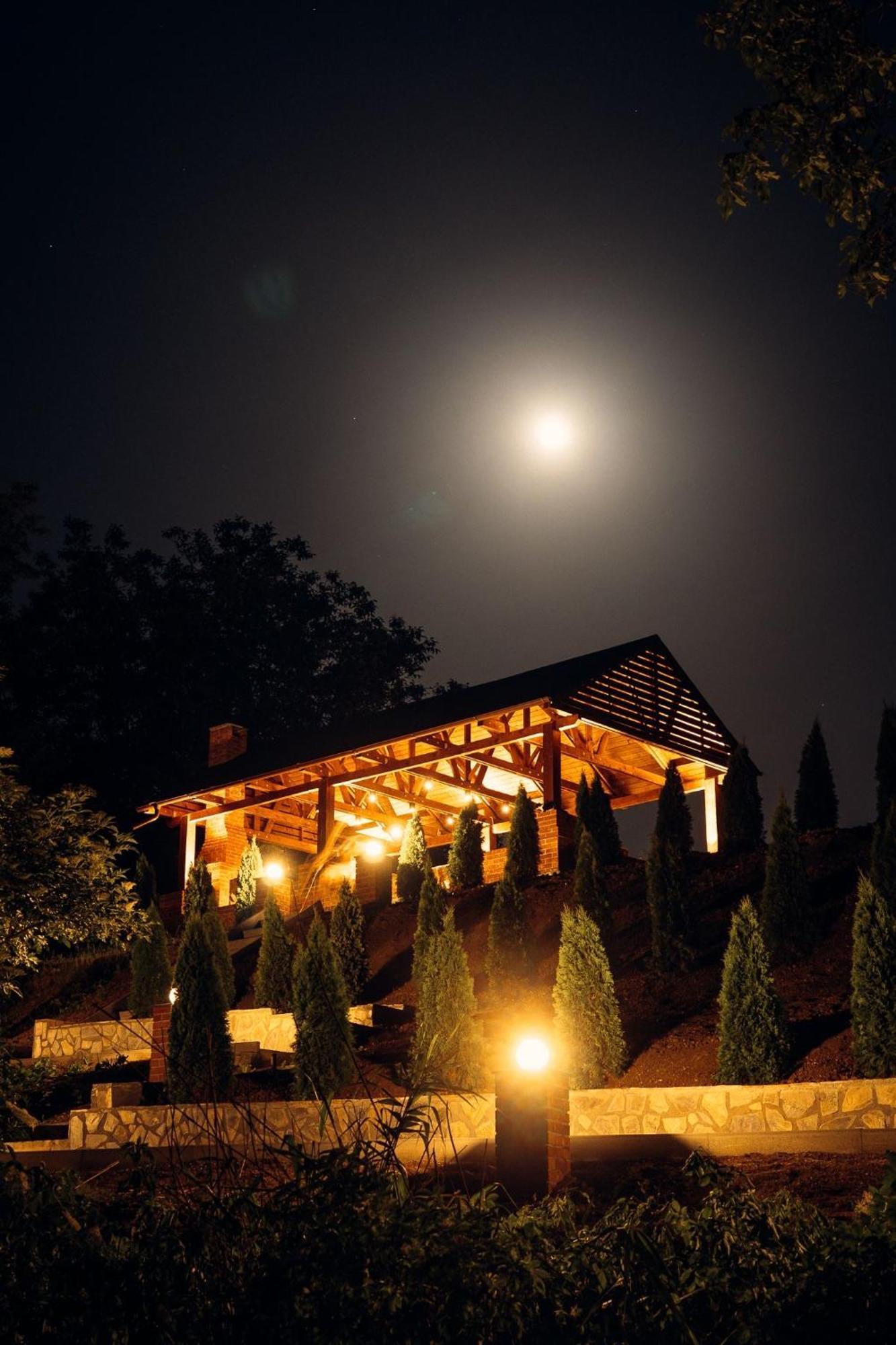 Madison Lake Villa Balotešti Exteriér fotografie