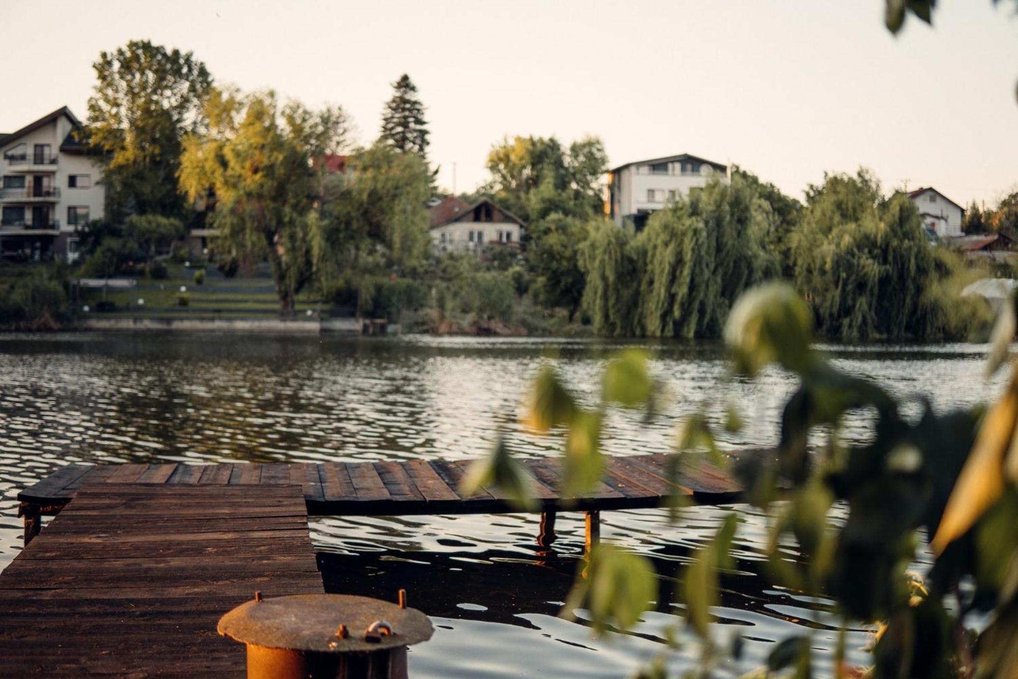 Madison Lake Villa Balotešti Exteriér fotografie