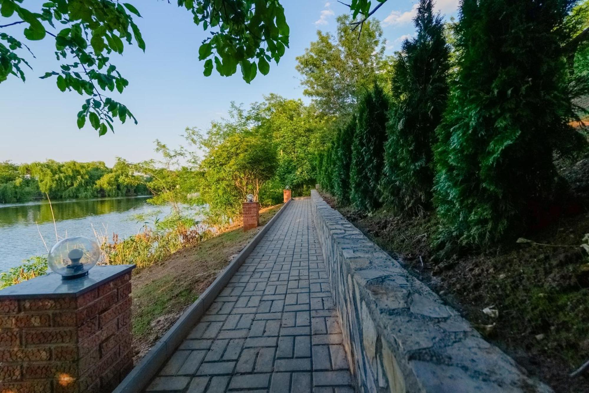 Madison Lake Villa Balotešti Exteriér fotografie