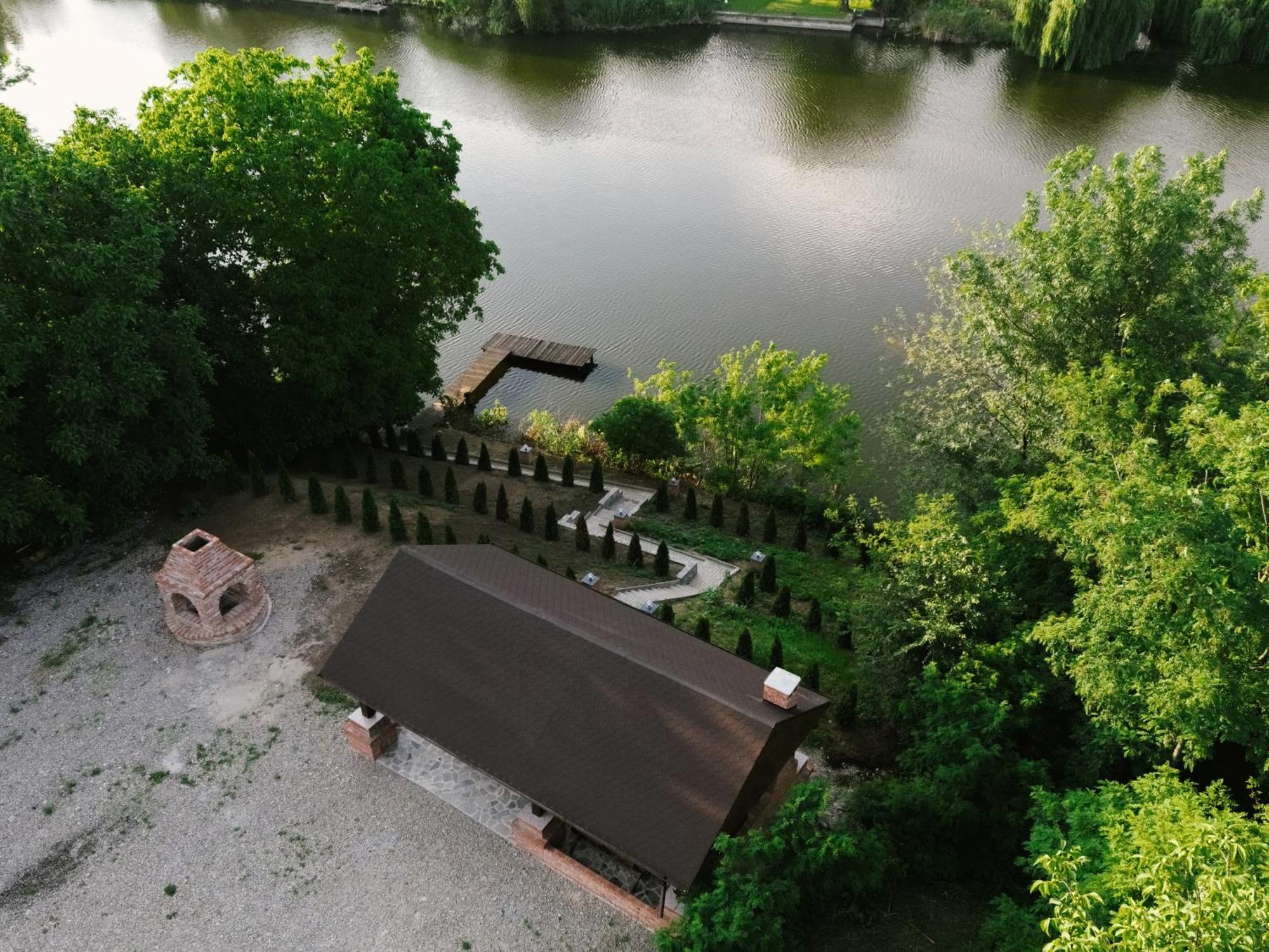 Madison Lake Villa Balotešti Exteriér fotografie
