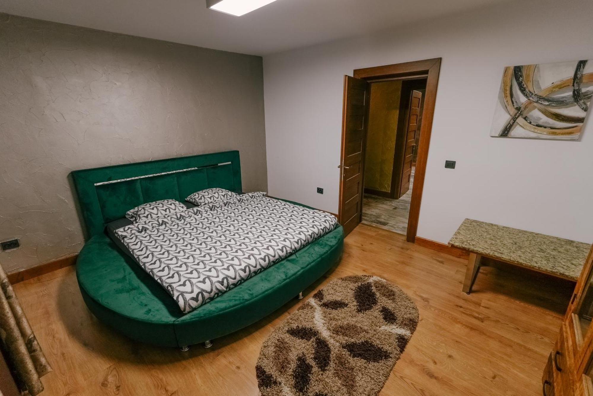 Madison Lake Villa Balotešti Exteriér fotografie