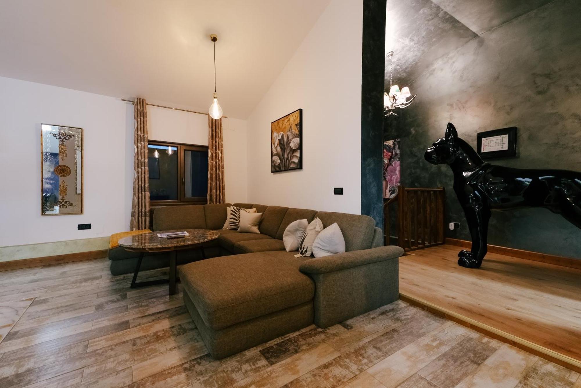 Madison Lake Villa Balotešti Exteriér fotografie