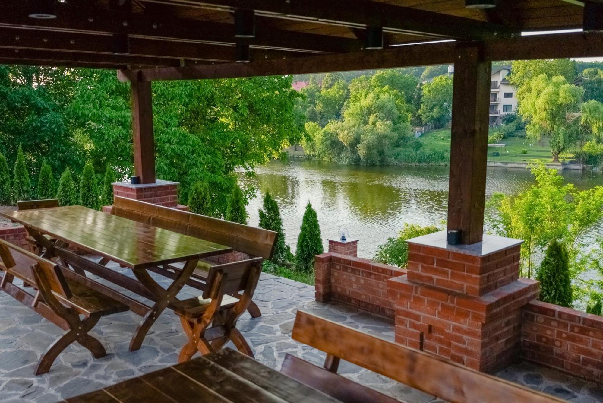 Madison Lake Villa Balotešti Exteriér fotografie