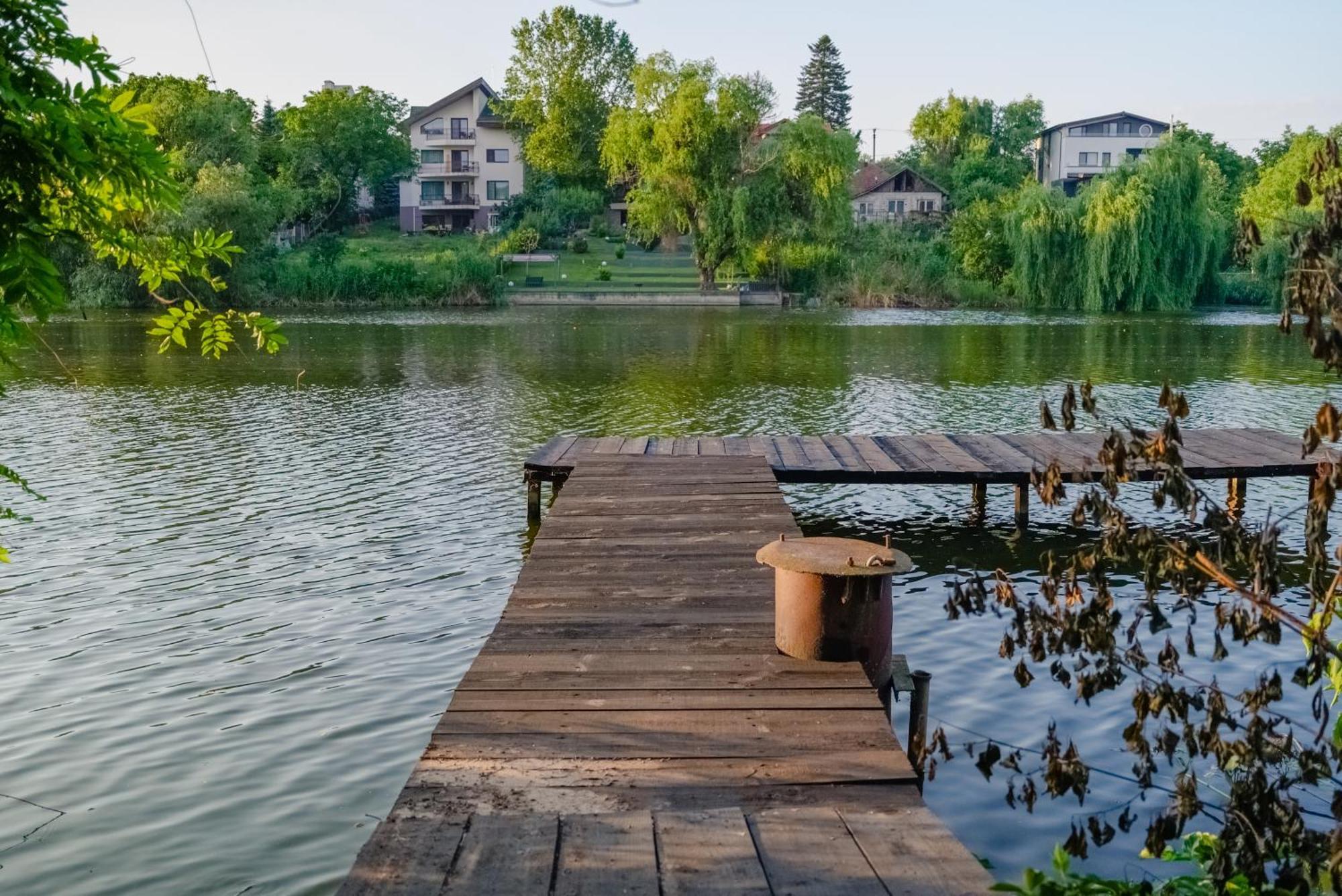 Madison Lake Villa Balotešti Exteriér fotografie