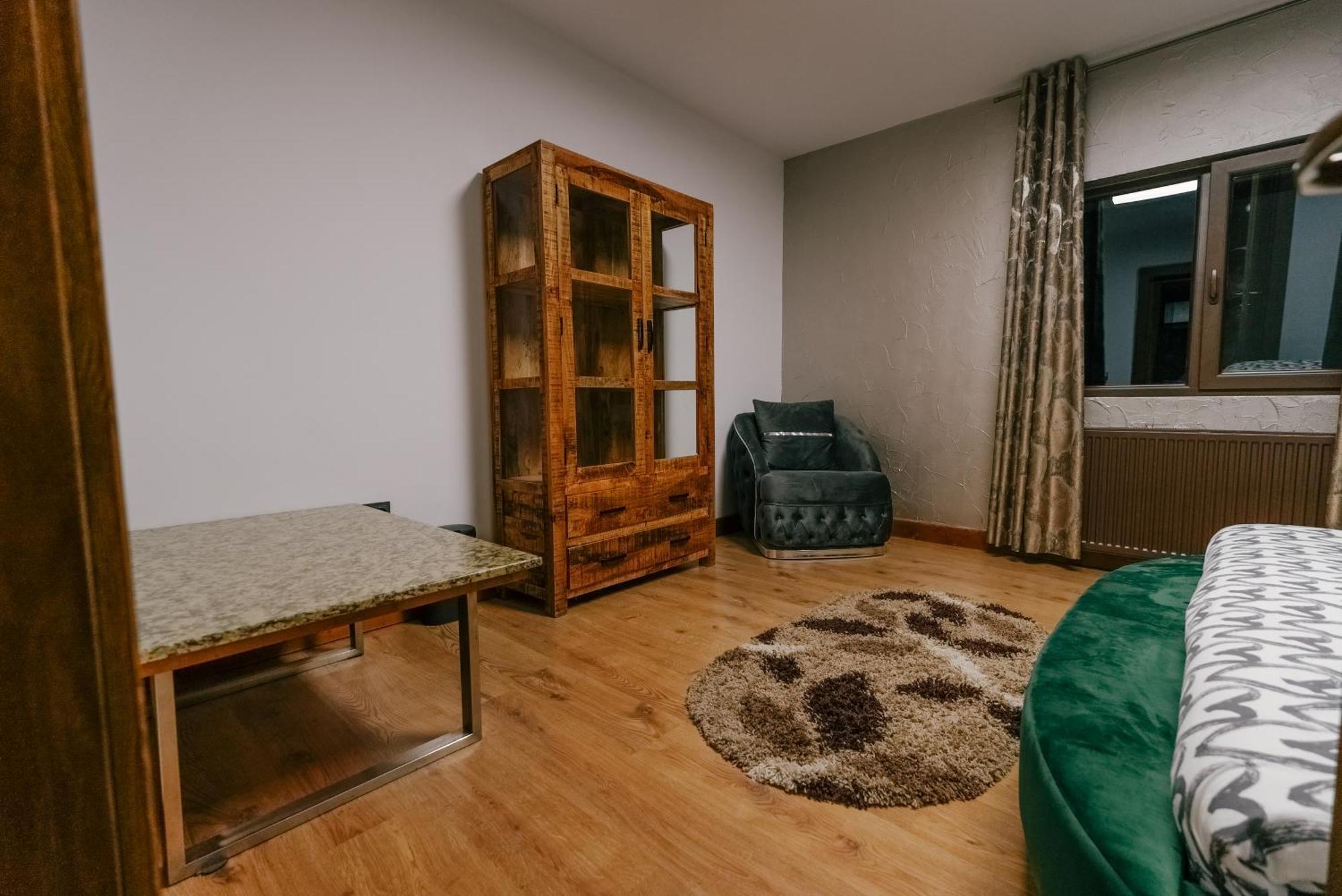 Madison Lake Villa Balotešti Exteriér fotografie