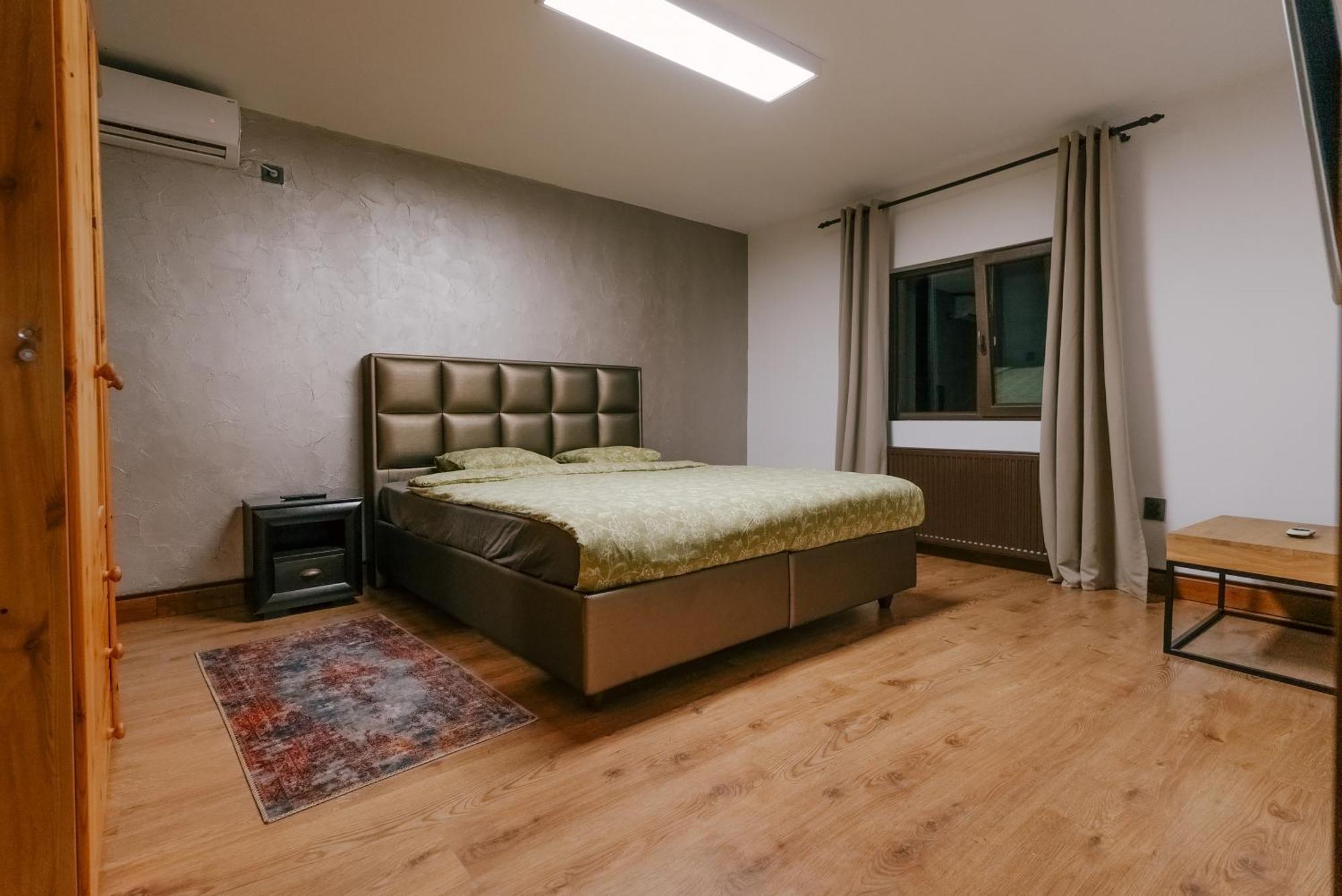 Madison Lake Villa Balotešti Exteriér fotografie